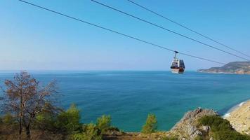 vue imprenable sur la mer et le téléphérique. plage de Cléopâtre video