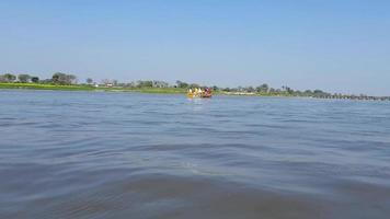 Uitzicht op de yamuna-rivier vanaf de boot in de dag bij vrindavan, krishna-tempel kesi ghat aan de oevers van de yamuna-rivier in de stad vrindavan, varen op de yamuna-rivier vrindavan video