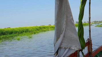 vista del río yamuna desde el barco en el día en vrindavan, templo de krishna kesi ghat a orillas del río yamuna en la ciudad de vrindavan, navegación en el río yamuna vrindavan video