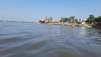 Uitzicht op de yamuna-rivier vanaf de boot in de dag bij vrindavan, krishna-tempel kesi ghat aan de oevers van de yamuna-rivier in de stad vrindavan, varen op de yamuna-rivier vrindavan video