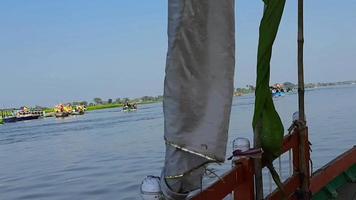 Yamuna River View från båten på dagen vid vrindavan, krishna tempel kesi ghat på stranden av Yamuna River i staden vrindavan, båtliv vid Yamuna River vrindavan video