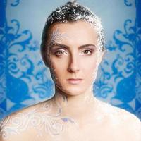 retrato de mujer joven con maquillaje artístico de invierno como reina de la nieve foto
