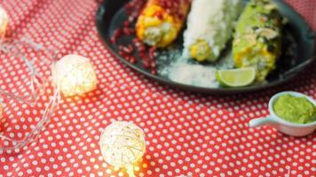 elote de maíz mexicano en tres formas. prensado con queso, guacamole y granada. bandera maxicana video