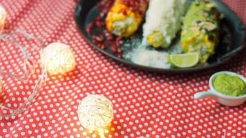 mexikansk majs elote i tre sätt. nedtryckt med ost, guacamole och granatäpple. maxican flagga video