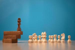 ajedrez rey marrón de pie sobre un soporte de madera. el concepto de líderes en buenas organizaciones debe tener una visión y puede predecir las tendencias comerciales y evaluar a los competidores foto