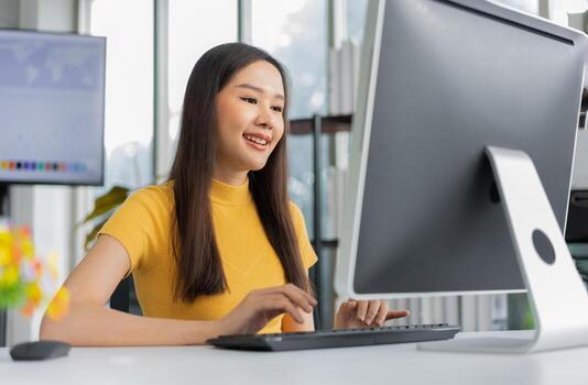retrato feliz joven programadora mujer asiática trabaja en la oficina de tecnología de puesta en marcha y usa la computadora para codificar el programa de aplicación y es totalmente creativa. concepto de mujer emprendedora inteligente trabajando. foto