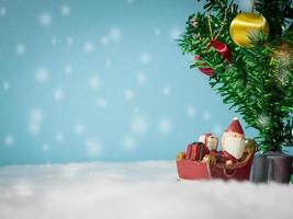 feliz santa claus con caja de regalos en el trineo de nieve yendo a casa. cerca de la casa hay un muñeco de nieve y un árbol de navidad. santa claus y casa en la nieve. concepto de navidad y feliz año nuevo. foto