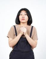 pidiendo disculpas a una hermosa mujer asiática aislada de fondo blanco foto