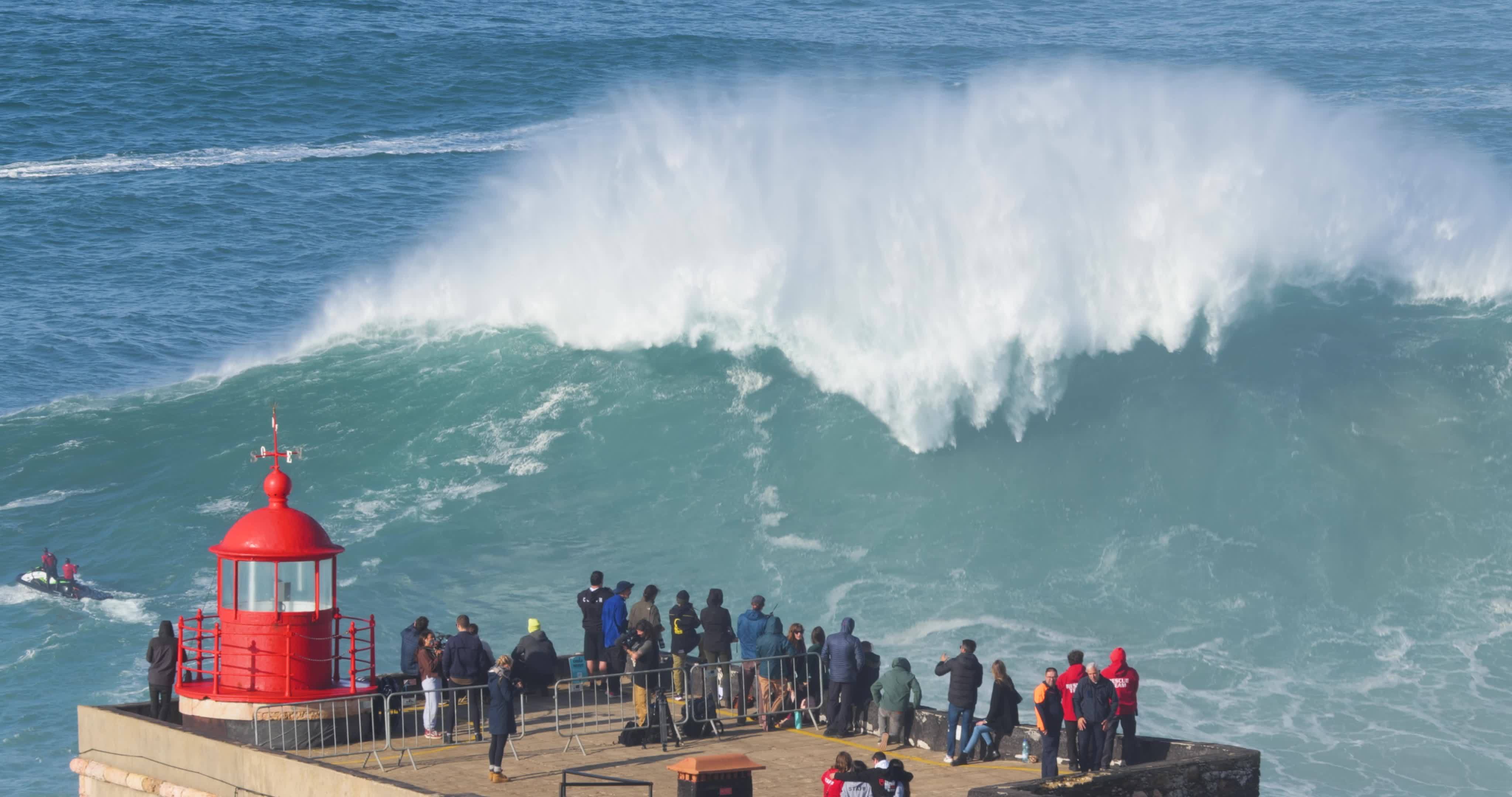 nazare, portugal 7 de noviembre de 2022 personas viendo las grandes