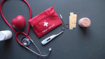 Erste-Hilfe-Kit-Zubehör auf der Tischplatte video