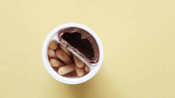 pane bastone merenda con cioccolato per immersione video