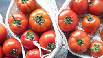 tomates frescos en una bolsa de compras reutilizable sobre la mesa video