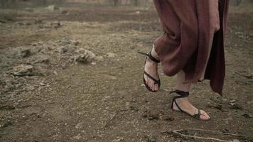 sandalias, pies, para caminar, jesús, profeta, cristiano, biblia video