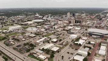 Antenne, Blick in den Himmel von Gebäuden in der Innenstadt von Wichita, Kansas video