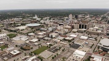 Luftdrohne bewegt sich über die städtische Innenstadt von Wichita, Kansas, Gebäude, Unternehmen in den USA video