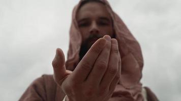jesus, hombre religioso mira rocas en su mano video