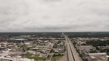 drone aéreo sobre carretera transitada, automóviles, conducción de tráfico, cielo nublado gris