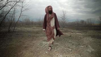 biblia, profeta cristiano, jesús caminando en un desierto árido video
