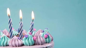 drie kaarsen brandend Aan een verjaardag taart video