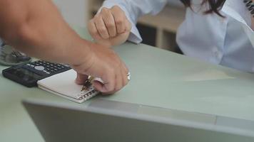 homme d'affaires travaillant avec un téléphone intelligent et un ordinateur portable et une tablette numérique au bureau avec des supports de marketing numérique dans une icône virtuelle video