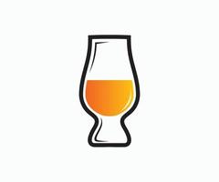 vector del logotipo del vaso de whisky. icono de vector de vaso de whisky. vaso de whisky glencairn.