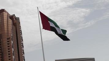 drapeau des eau soufflant au ralenti, abu dhabi, émirats arabes unis video