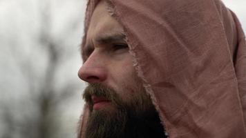 homme biblique contemplatif, sérieux et méditatif, jésus en robe brune video