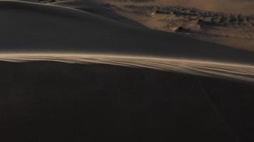 Le sable souffle sur la dune du désert, Émirats arabes unis, Dubaï video