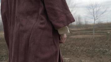 vestito uomo, religioso, a passeggio, in viaggio, natura selvaggia video