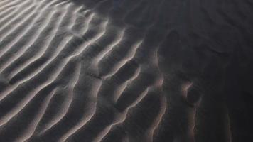 le sable souffle sur le paysage désertique de dubaï, au moyen-orient video