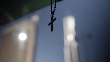 christen kruis binnen auto het rijden door stad, Dubai video