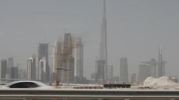 pasando por dubai, burj khalifa, horizonte, paisaje urbano, conmutar