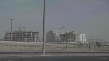 conduciendo más allá de la construcción de edificios distantes en dubai video