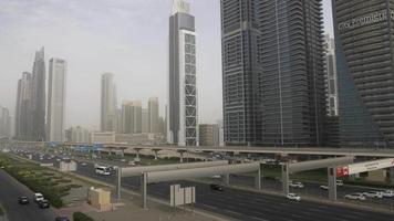 stark befahrene autobahn, dubai, hauptverkehrszeit, stadt, gebäude, skyline video