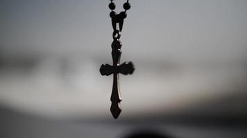 religioso, collar de cruz cristiana colgando dentro del coche de conducción video