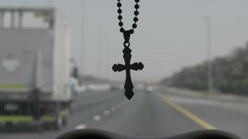 colar cruzado, homem religioso, condução de carro, rodovia, comutar video