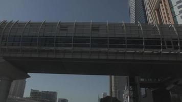 voiture passe sous un pont, centre-ville de dubaï video