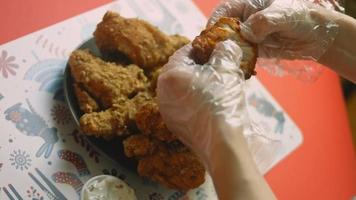 Natale cucina, io preparare fritte pollo. giapponese Natale tradizioni video