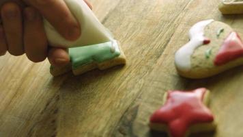 Je décore des biscuits au pain d'épice avec du glaçage royal. le meilleur biscuit au pain d'épice fait maison video