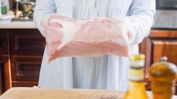 el chef corta el cerdo con un cuchillo profesional video