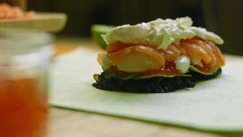 combinatie van sushi en burrito's. litchi is ook gebruikt voor nasmaak. video