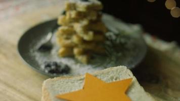 vierto miel en el árbol de navidad. tostadas francesas árbol de navidad ambiente festivo. video