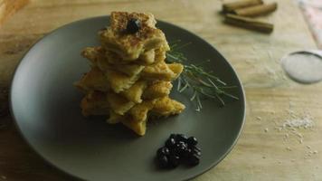 vierto miel en el árbol de navidad. tostadas francesas árbol de navidad ambiente festivo. video