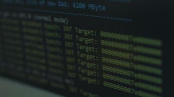 Kryptowährungs-Mining auf einem Computerbildschirm. der Algorithmus des Computerprogramms auf dem Monitor. Ausführen des Programmcodes für das Schürfprogramm. Popup-Zeilen eines Computerprogramms. video