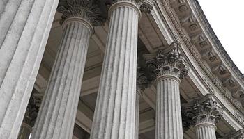 columna arquitectónica clásica. detalles de la arquitectura de un edificio histórico. elemento de edificio exterior con columnas y molduras de estuco en el techo de la catedral en st. petersburgo, rusia. foto