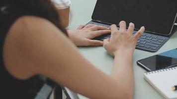 uomo d'affari Lavorando con inteligente Telefono e il computer portatile e digitale tavoletta computer nel ufficio con digitale marketing media nel virtuale icona video