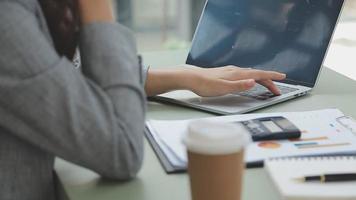 uomo d'affari Lavorando con inteligente Telefono e il computer portatile e digitale tavoletta computer nel ufficio con digitale marketing media nel virtuale icona video