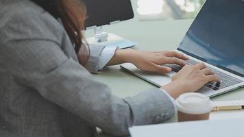 uomo d'affari Lavorando con inteligente Telefono e il computer portatile e digitale tavoletta computer nel ufficio con digitale marketing media nel virtuale icona video