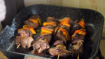 marinato Manzo kebab con verdure preparato su il griglia video