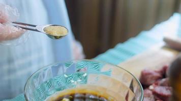 boeuf mariné à la sauce soja dans une pellicule plastique sur un plateau rétro. prise de vue macro. il y a des bulles d'air video